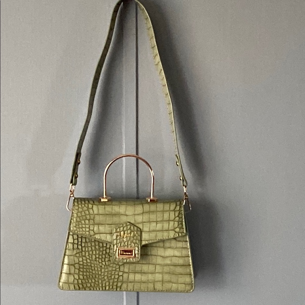 Shydiva Co- NWOT-Green Textured Shoulder Bag with Gold Hardware